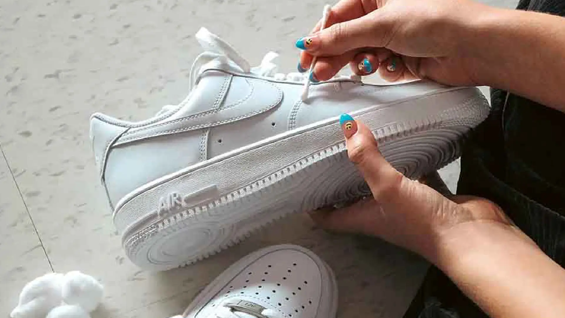 چرا کفش جیرجیر می کند