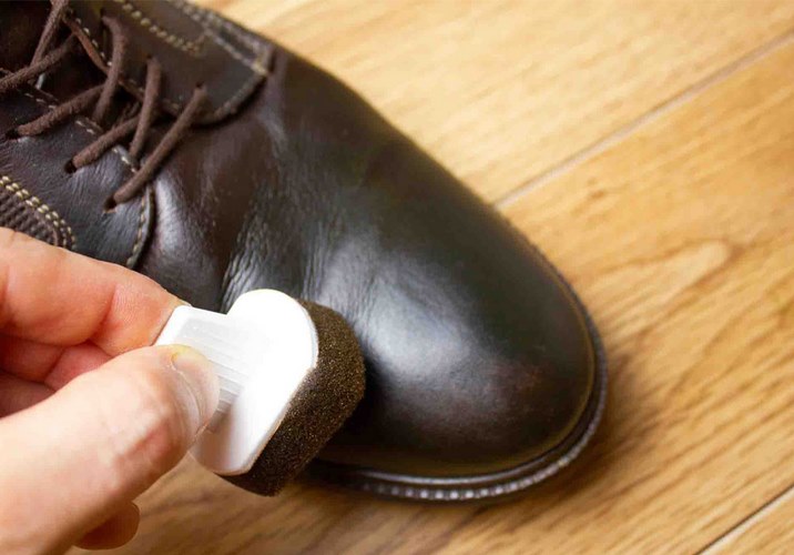 چگونه از واکس بی رنگ برای تمام نوع کفش‌ها استفاده کنیم؟