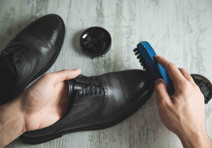 چگونه از واکس بی رنگ برای تمام نوع کفش‌ها استفاده کنیم؟